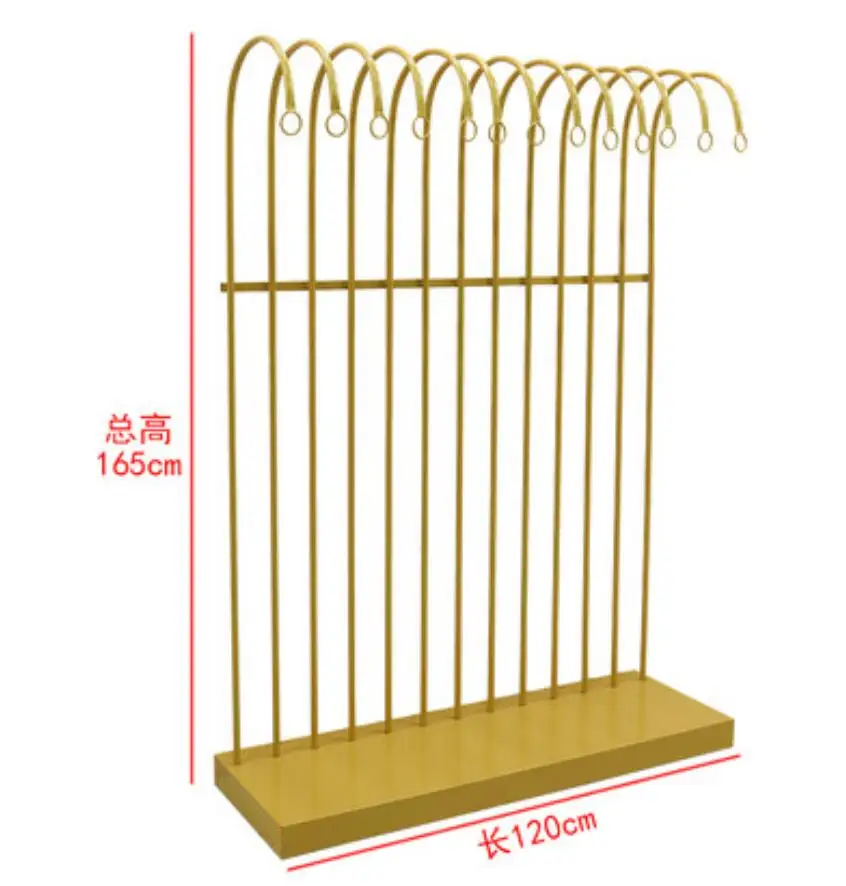 Полка в магазине одежды и красивая вешалка для одежды золотого цвета