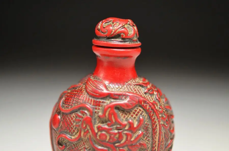 DELICATE CHINESE RED CORAL RESIN  CARVED  PEONY&DRAGON SNUFF BOTTLE 
