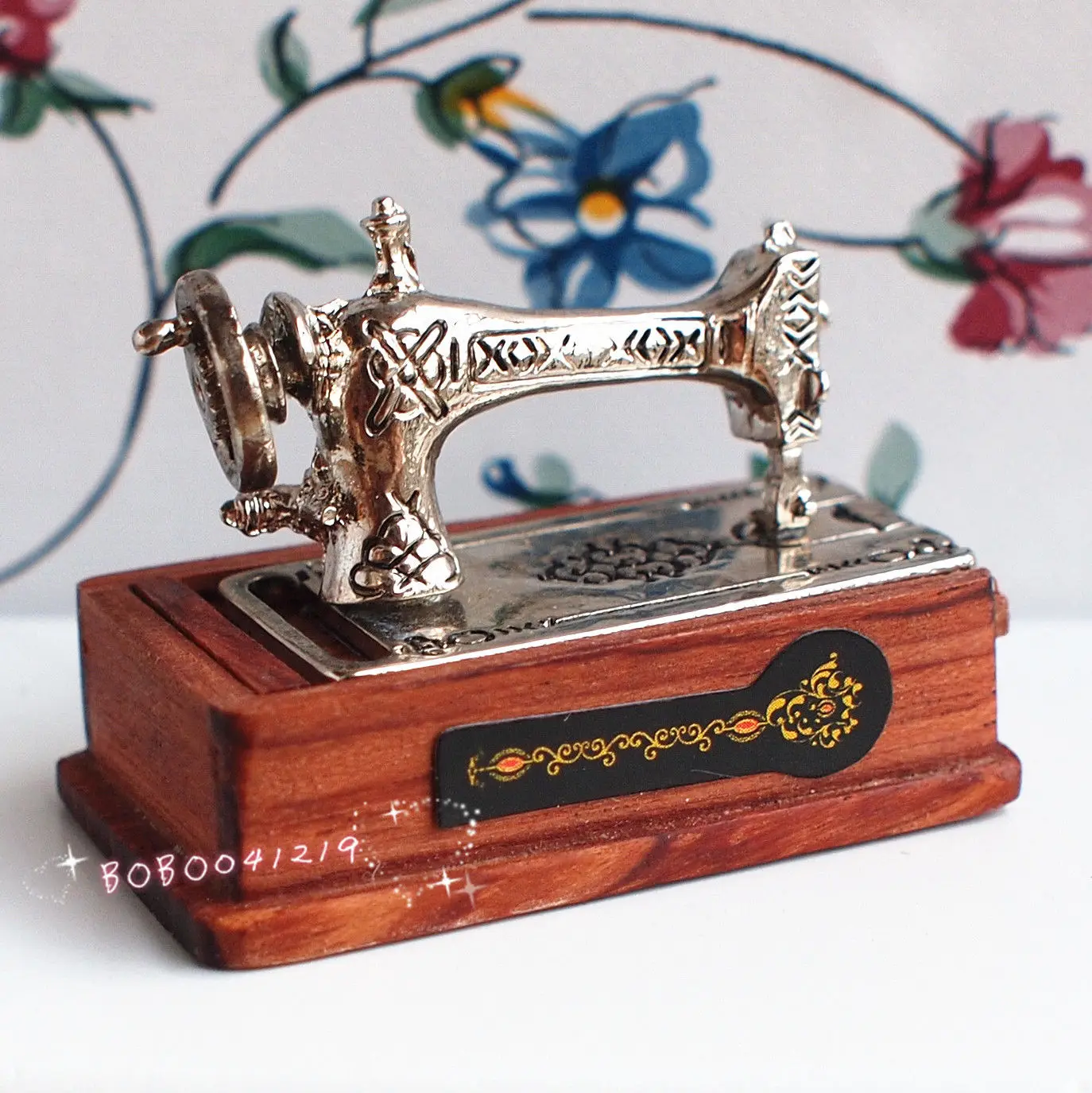 Dollhouse Miniature 1:12 Toy Metal And Wood Silver Table Sewing Machine HM29B