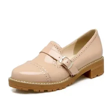 Модные женские туфли из лакированной кожи на низком не сужающемся книзу массивном каблуке; Кожаные Мокасины с закрытым носком на плоской подошве; Модные Туфли-оксфорды с резным узором; Цвет черный, красный