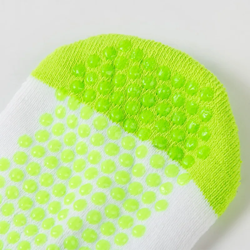 Sports dots. Носки противоскользящие для занятий йогой, салатовый. Микрофибра резиновыми точечками. Носки для йоги зеленый. Носки противоскользящие для занятий йогой, фиолетовый.