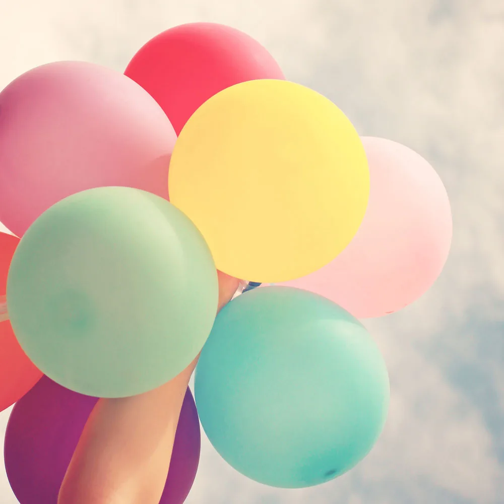 Поздравление женщине с шарами. Открытки с днём рождения с шариками. С днём рождения меня. Красивые шары на день рождения. Открытка с днём рождения воздушные шары.