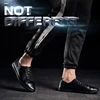 Blanco sólido-zapatillas de deporte de cuero para hombre, zapatos deportivos planos informales, color blanco y negro, tallas grandes 47 ► Foto 3/6