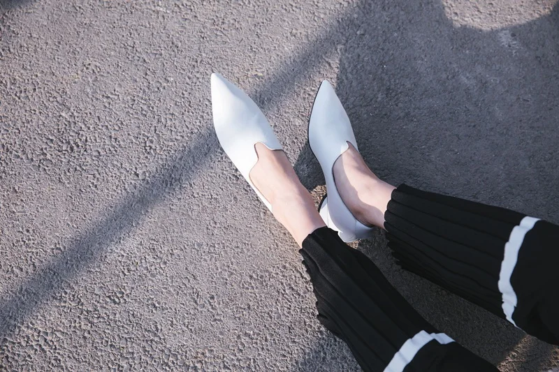 ZVQ/офисные женские туфли на низком толстом каблуке из натуральной кожи с острым носком; изящный дизайн; весенние туфли; однотонные женские туфли-лодочки; большие размеры