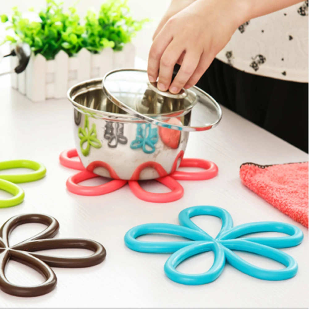 

Non-slip Kitchen Table Insulation Pad Plum-shaped Household Anti-scalding Plate Pad Tableware Suction Placemat For table Decor