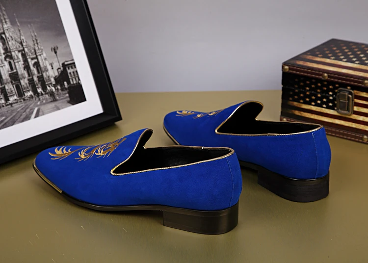 Мужские замшевые туфли с цветочной вышивкой красные повседневные деловые лоферы