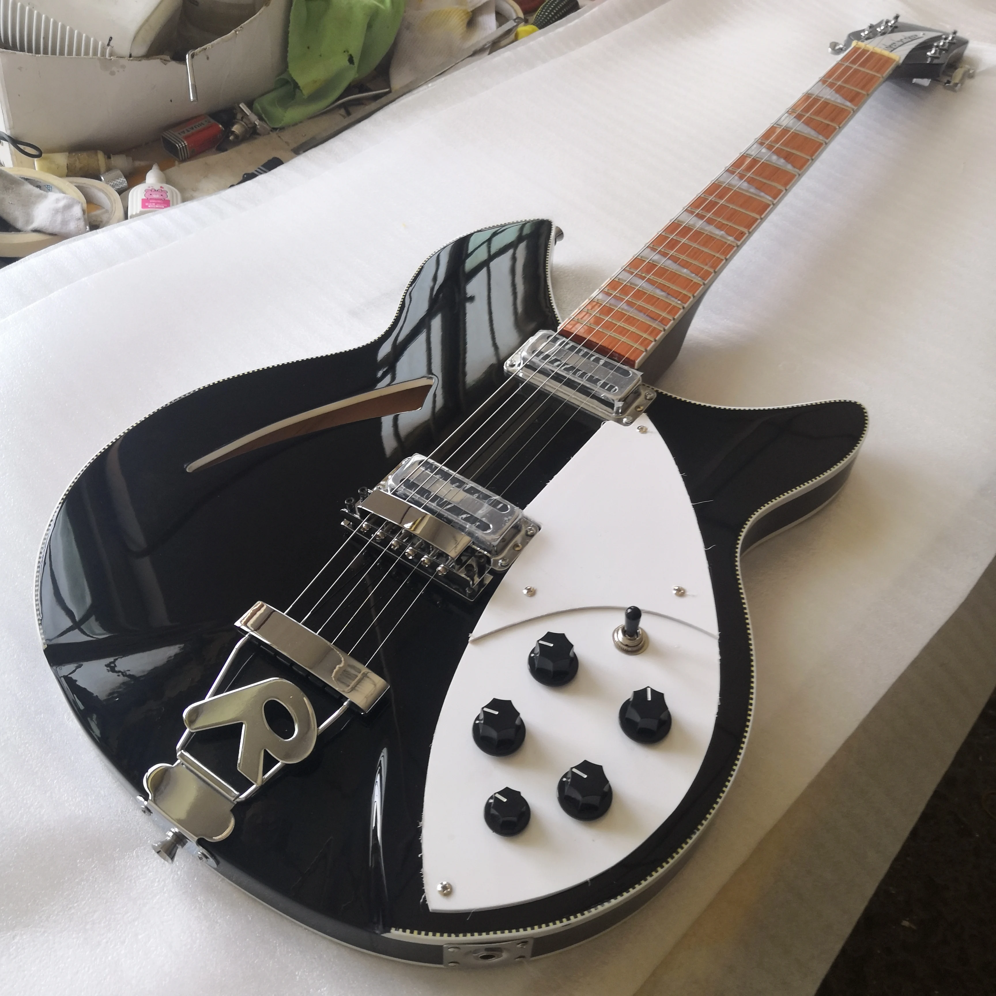 

Rickenback Electric Guitar,have two output ,rosewood fingerboard has the gloss of varnish on it,free shipping