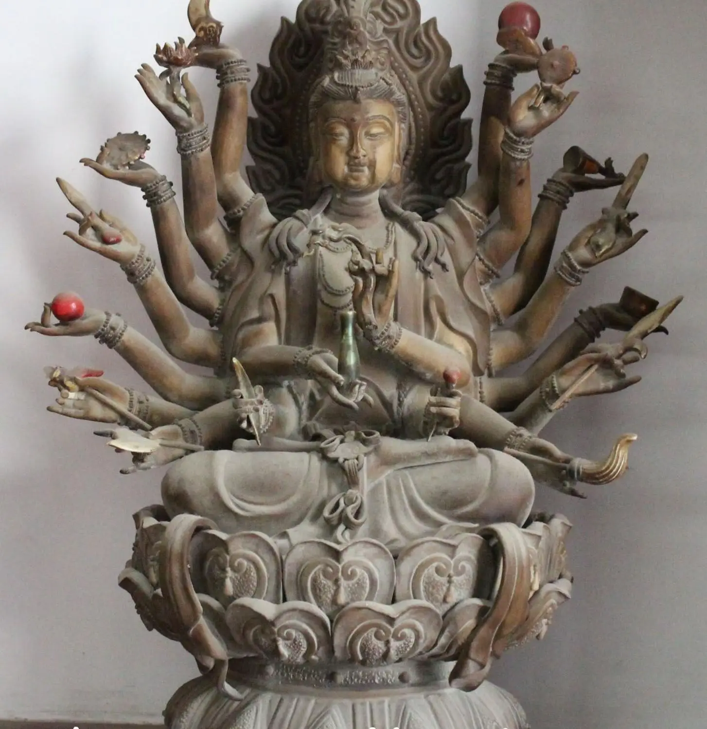 

Old Wucai Porcelain 1000 Arms Avalokiteshvara of Goddess Kwan-yin Guanyin Statue