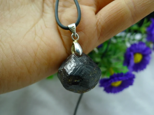 

Pure natural raw natural stone Garnet Pendant beauty stone to a woman Energy crystals Charm pendant