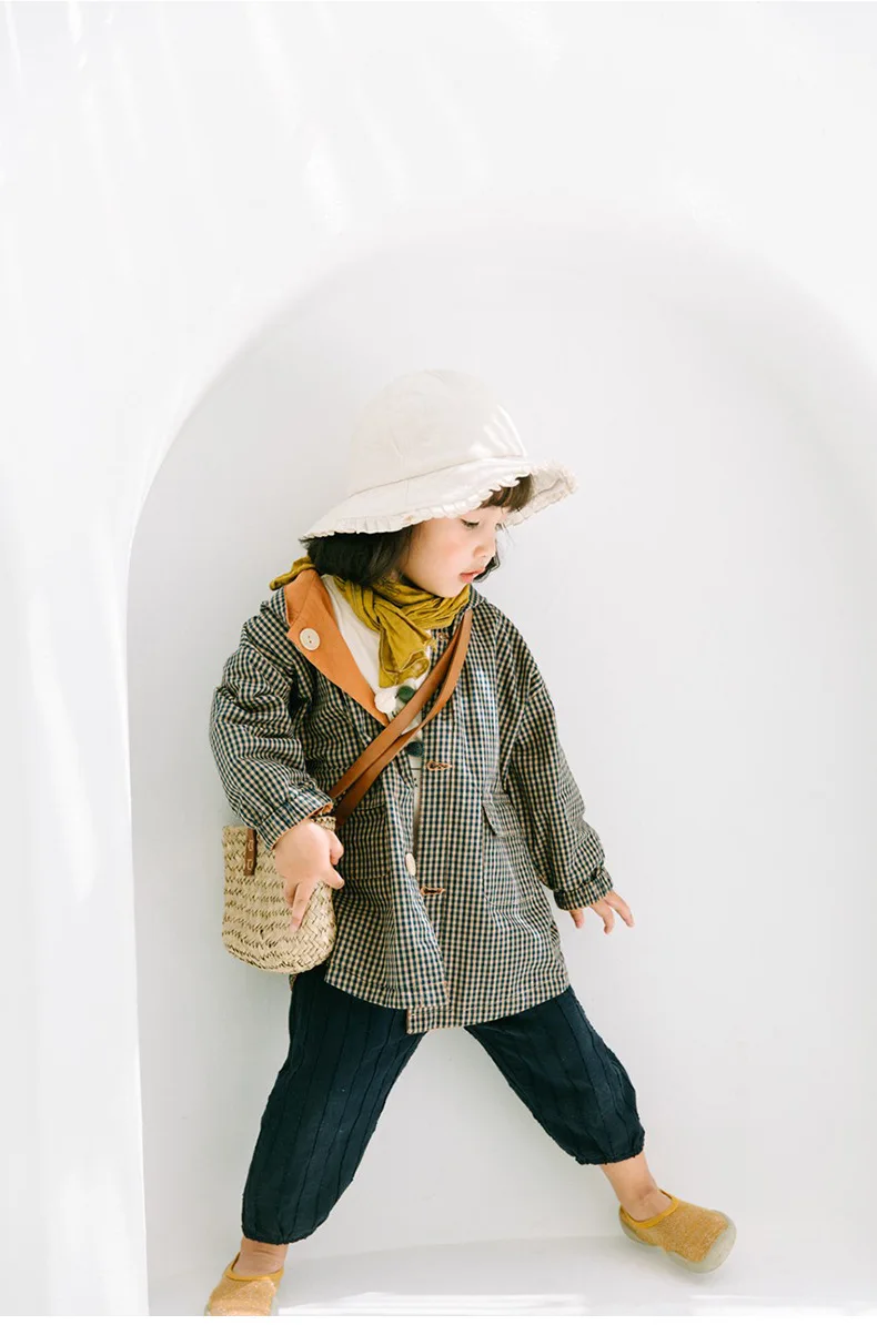 Осень корейский детские куртки модные клетчатые длинные Тренч с капюшоном пальто Верхняя одежда для малышей и положительные и отрицательные пальто