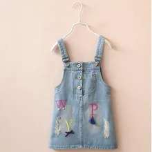 Новинка года; летнее платье; платье для маленьких девочек; джинсовое платье на бретелях без рукавов с аппликацией и бантом; платье для девочек с вышитыми буквами; Y1529742