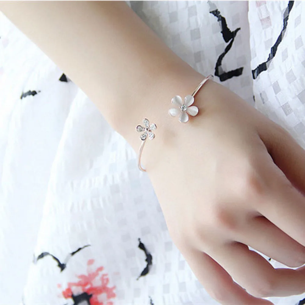 

Double Leaf Five Leaf Indian Flower Cuff Bracelet Classic Luxury Fashion Women's Crystal Bracelet Charm Stainless Steel Jewelry