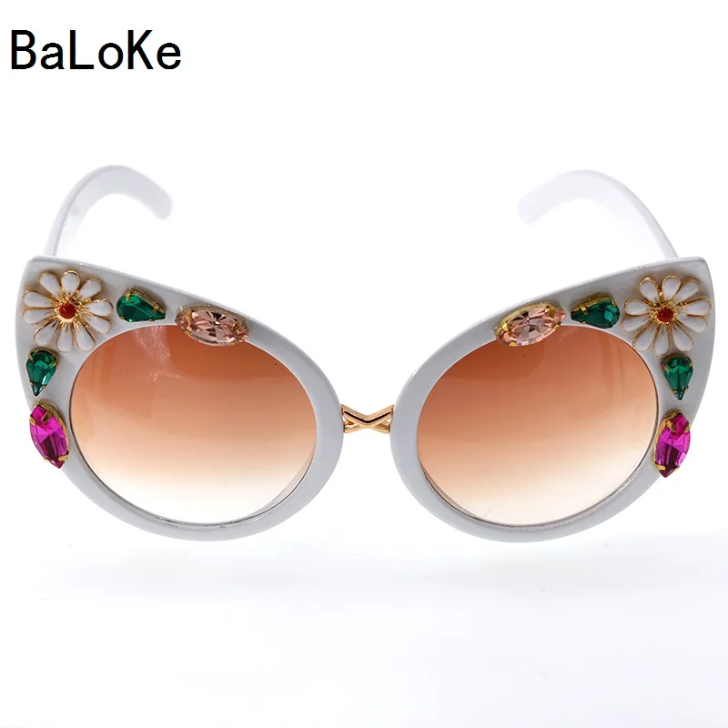 

2019 New Bbaroque Vintage Cat Eye Sunglasses Retro Rhinestone Crystals Sunglasses Summer Beach Metal flowers Glasses Gift
