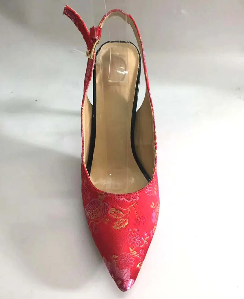 Летние Красивые Босоножки на каблуке с красной розой жаккардовая вышивка; тканевые свадебные туфли на высоком тонком каблуке с острым носком и ремешком сзади