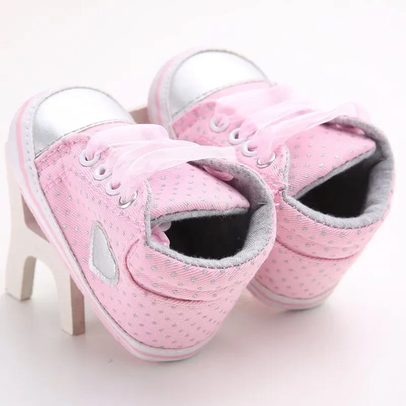 Осенние детские сникеры в горошек с сердечками для новорожденных девочек; классические повседневные туфли для малышей