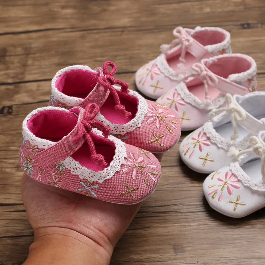 Для тех, кто только начинает ходить, преддошкольного возраста с цветочным узором обувь для детей ползунков для новорожденных мягкая подошва, платье принцессы для девочек для детской кроватки, на шнуровке, с вышивкой Обувь с цветочным орнаментом