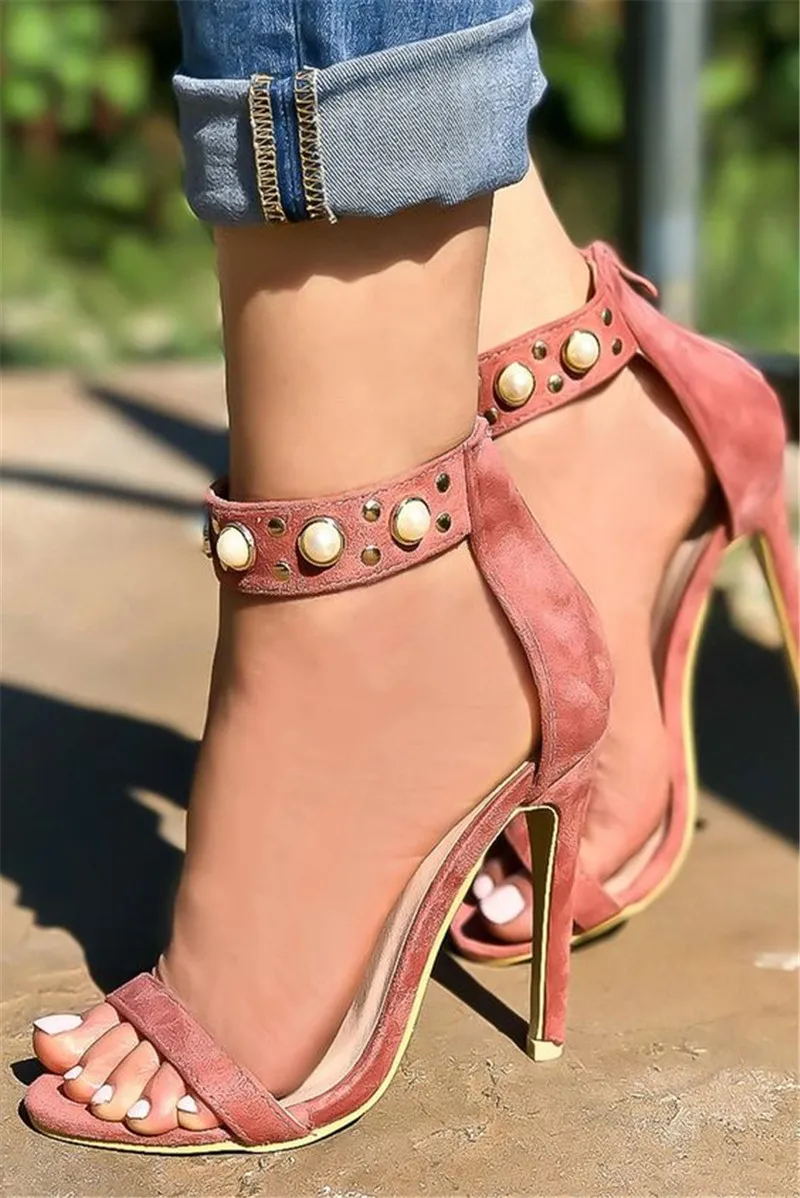 Новые розовые замшевые жемчуг шипованные сандалии с открытым носком Обувь для торжеств на высоком каблуке женщина Ремешок на щиколотке