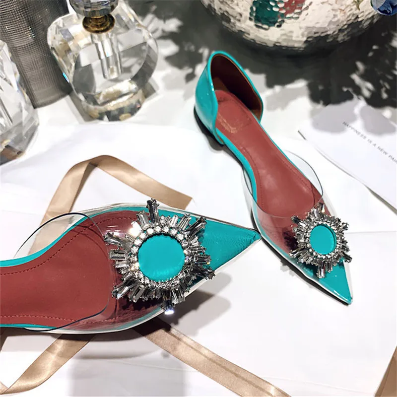 Прозрачная обувь из ПВХ ярких цветов; туфли на плоской подошве с кристаллами; модельные туфли с острым носком; женские летние босоножки; коллекция года; Лидер продаж