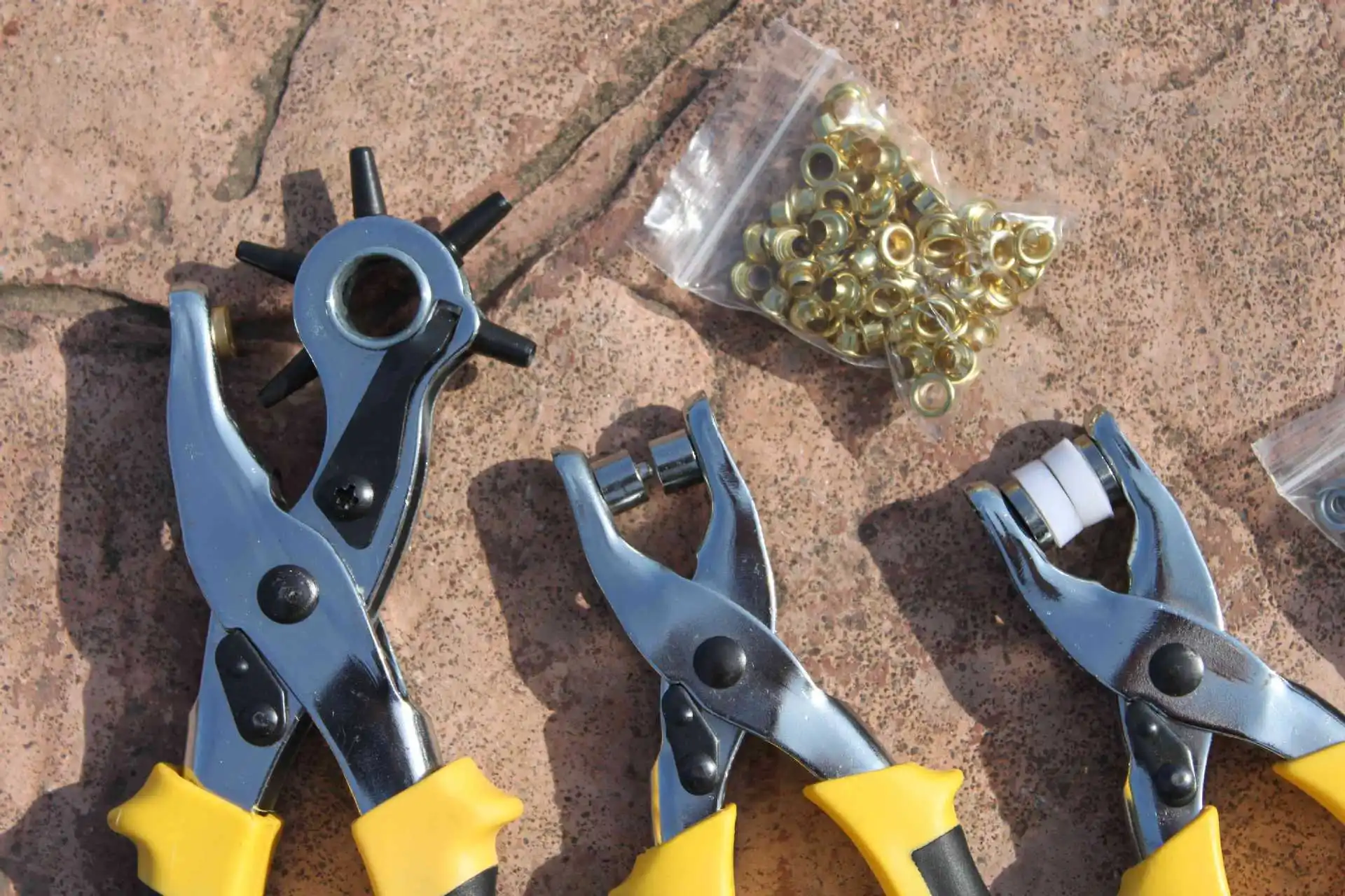 Дырокол для профлиста для установки подвесов