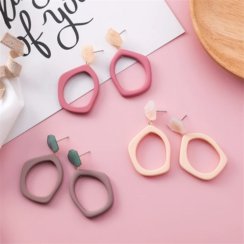 

2018 Korea New Simple Hollow Hollow Irregular Acrylic Earrings Geometric Contrast Color Marble Oval Ladies Earrings Jewelry Gift