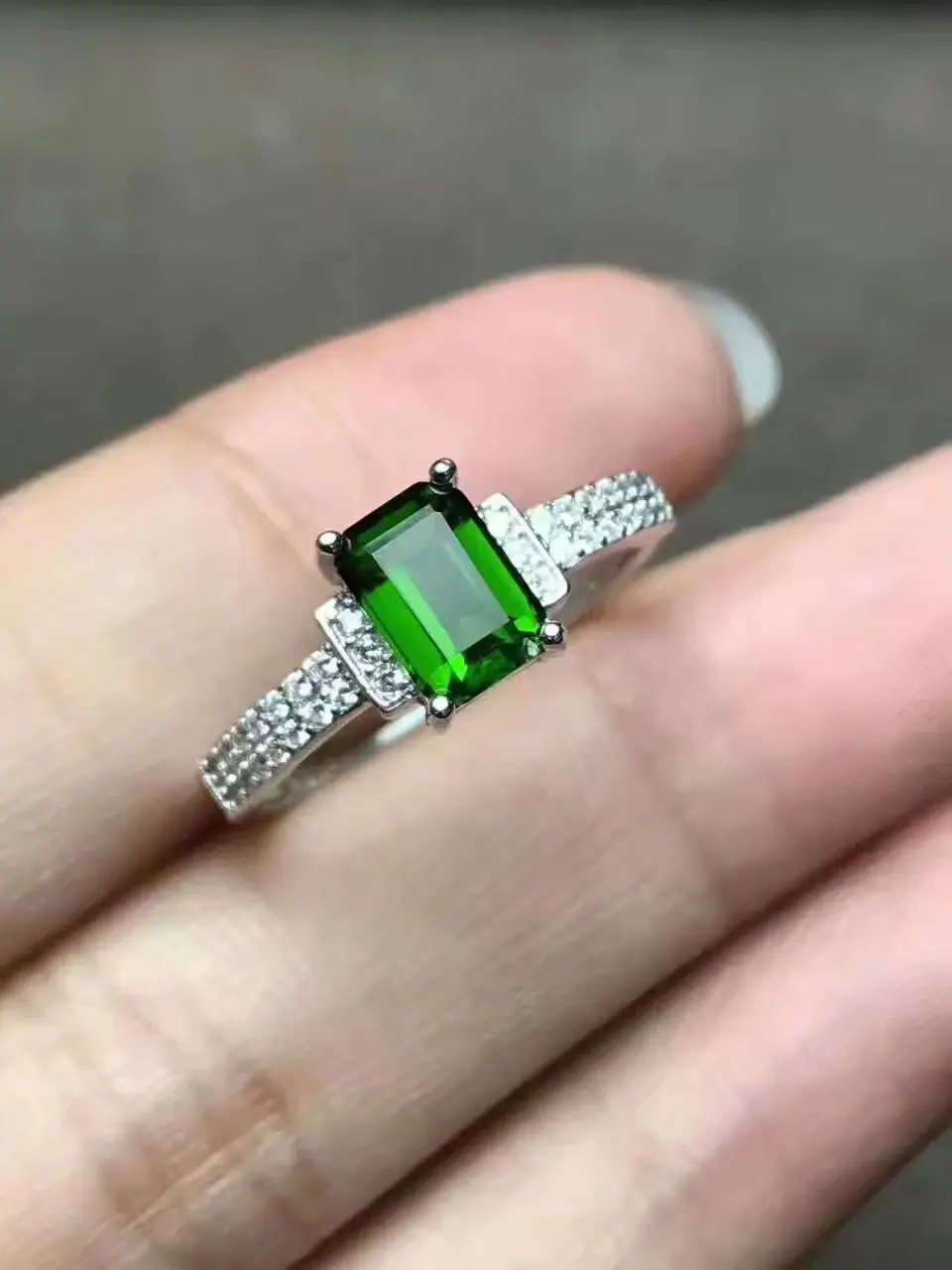 

Кольцо женское из серебра 925 пробы, с диопсидом
