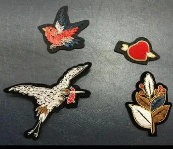 

Leaves Birds Silk Emboridered Patch Brooch India Silk Wire Handmade Embroidered Badge Fabric Patch Fashion Clothing Decoration