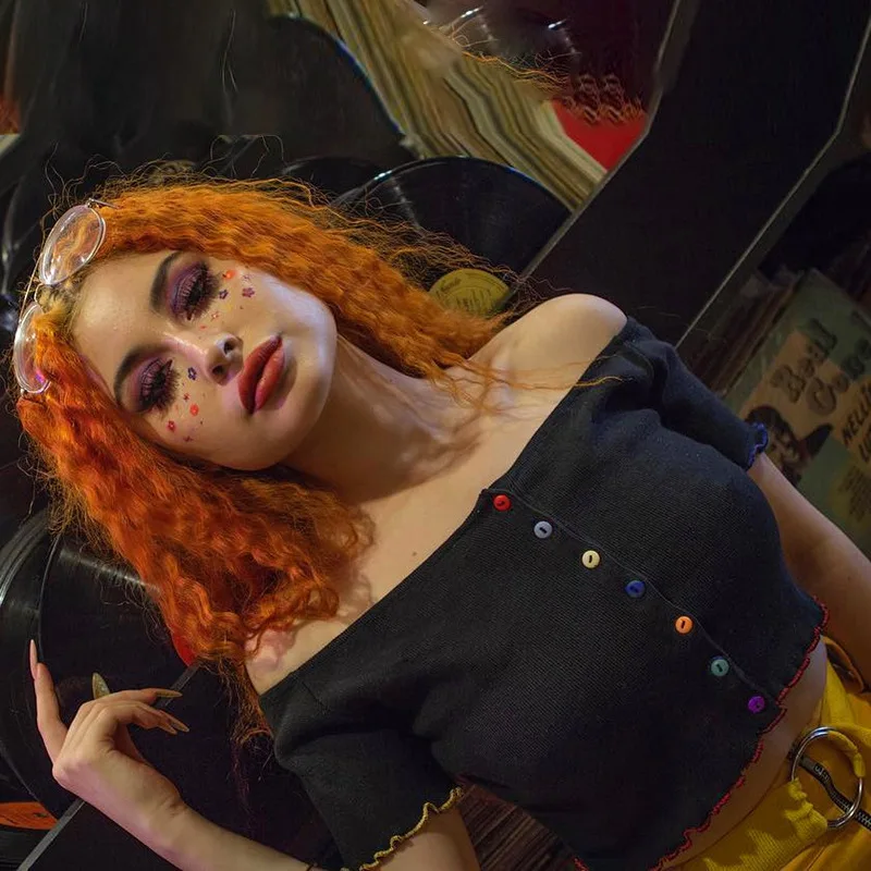 شيك الأزياء مضلع محبوك اقتصاص الإناث تي شيرت ضئيلة قبالة الكتف أعلى المحملة الملونة أزرار T قميص الصيف المتناثرة شيك الأزياء مضلع محبوك اقتصاص الإناث تي شيرت ضئيلة قبالة الكتف أعلى المحملة الملونة أزرار T قميص الصيف المتناثرة