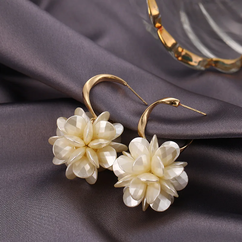 

Handmade Shell Flower Temperament Dangle Earrings Korean Design Ladies Pearl Flower Statement Earrings Personal Jewelry