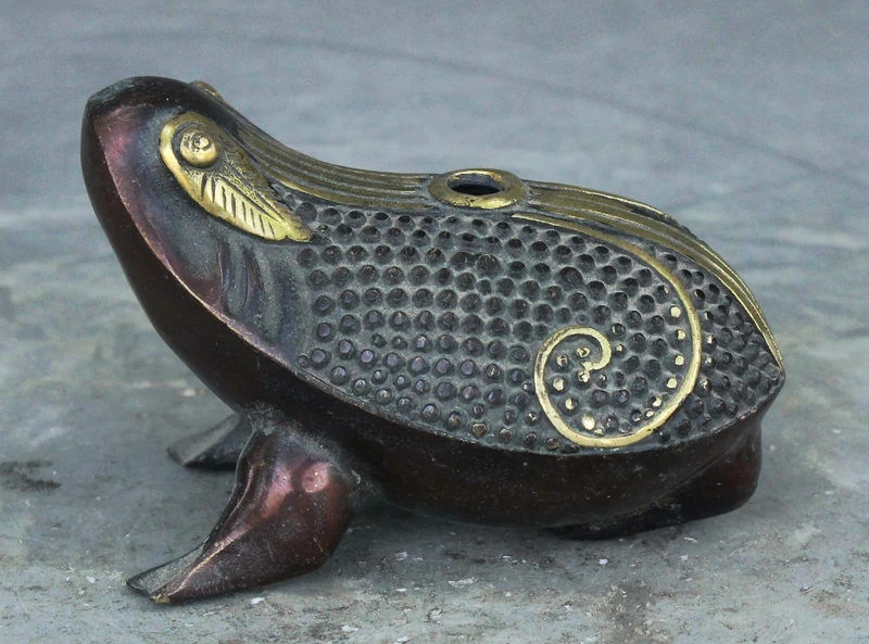 

Folk Chinese Fengshui Bronze Gilt Golden Toad Spittor Statue Wine Tea Pot Flagon