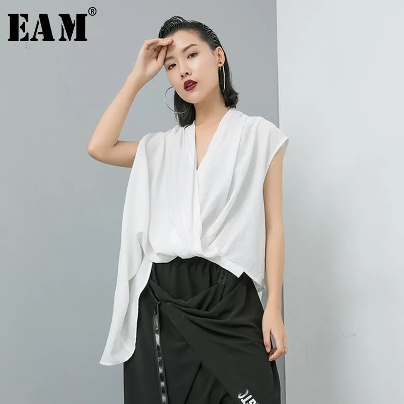 

[EAM] 2019 New Spring Summer V-collar Sleeveless Personality Black Irregular White Loose Tank Tops Women Fashion Tide JT160