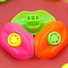 15 шт./пакет рот свисток в форме губ рождественские игрушки украшения смешная игра, приз Пластик свисток вечерние игрушки Счастливый добычи свисток для губ Форма