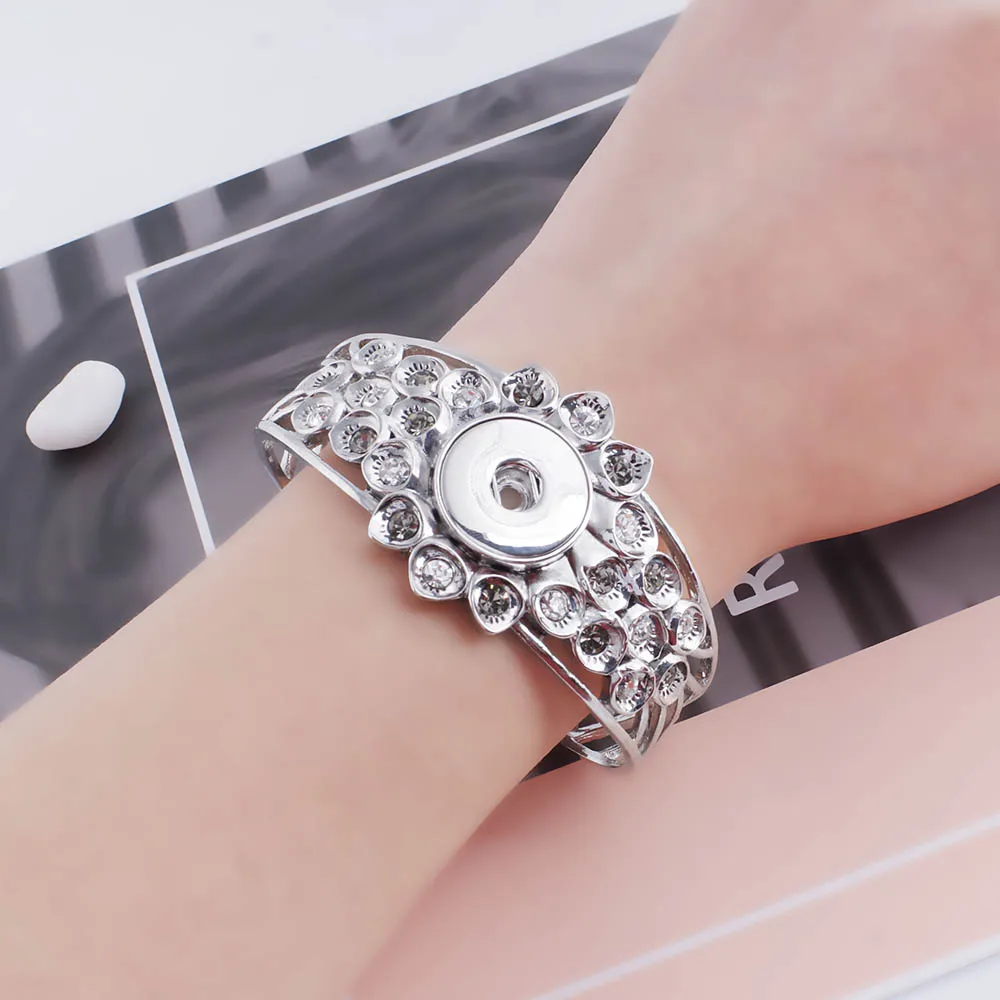 

New High Quality Silver Plated Hollow Crystal Flower Cuff Snap Button Charm Bangle Bracelet For Women Fit 18mm Snap Jewelry -B5