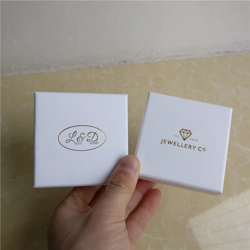 100 шт./лот, белые подарочные коробки для ювелирных изделий, индивидуальная упаковка из фольги с логотипом, серьги, кольца, ожерелья, коробки с бархатной пеной