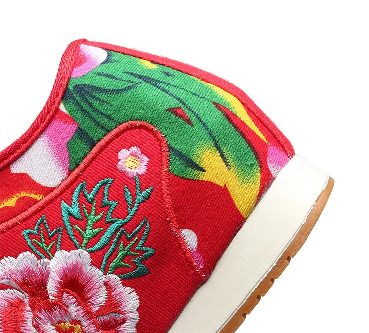 Новые весенние женские туфли на плоской платформе с цветочной вышивкой; китайские Женские повседневные удобные кроссовки из джинсовой ткани