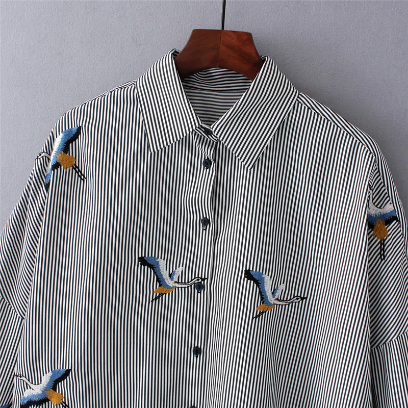 2018 جديد مخطط قميص الخريف النساء تحلق الطيور طباعة قميص عارضة الأزياء قميص فضفاض المطرزة خمر بلوزة Lasies قمم 2018 جديد مخطط قميص الخريف النساء تحلق الطيور طباعة قميص عارضة الأزياء قميص فضفاض المطرزة خمر بلوزة Lasies قمم