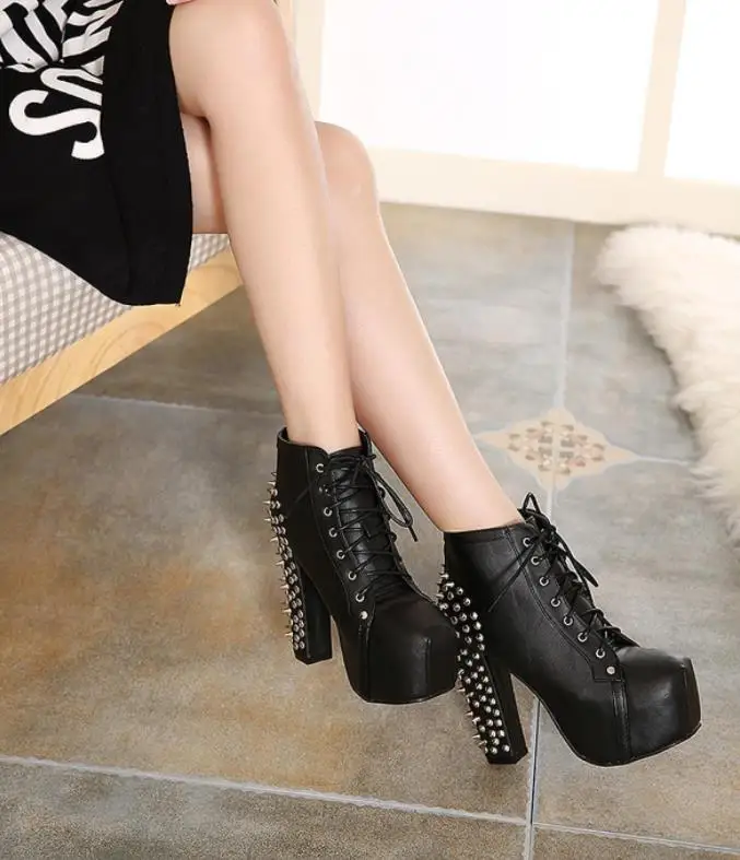 

Autumn and winter, wicker boots tied with high-heeled Martin boots