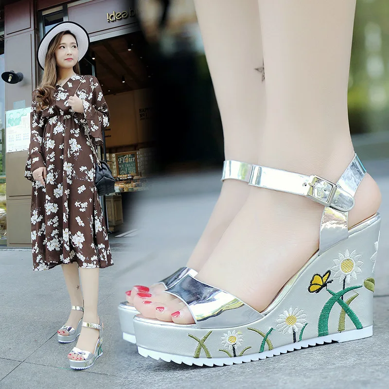 Летняя обувь на платформе для женщин среднего возраста Женские босоножки на танкетке с открытым носком и цветочным узором тотем, передний и задний ремешок, обувь