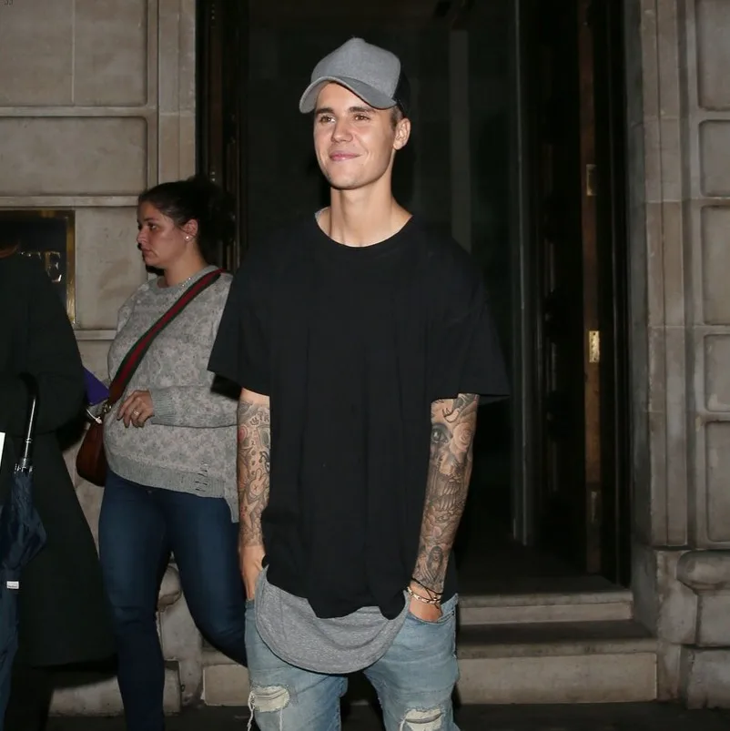 justin-bieber-performing-2015-mtv-emas-03_conew1