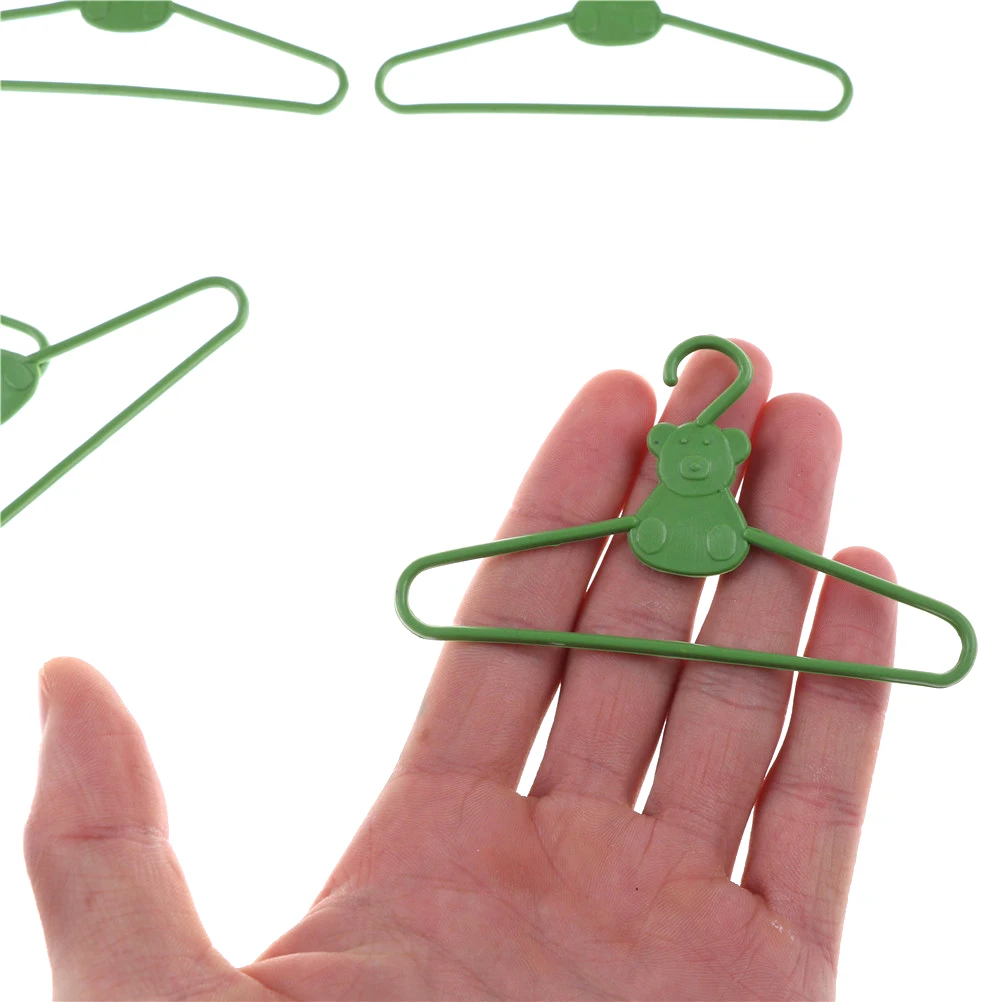 

10 PCS / Lot Lovely Green Hangers Mini Cute Wardrobe Dress Coat Clothes Plastic Accessories For babi Doll Dollhouse Gift Toy