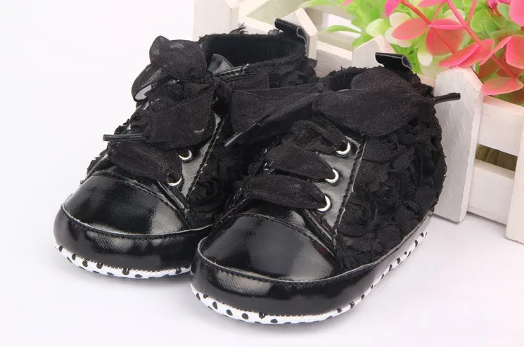 Осенняя обувь для маленьких девочек; детская обувь с розовыми розами на мягкой подошве; кружевная обувь для малышей