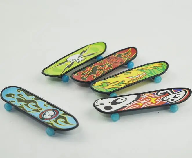 

4pcs/lot Random Colored Creative Cartoon Small Plastic Finger Skateboards Kids Adult Educational Toys Birthday Gifts