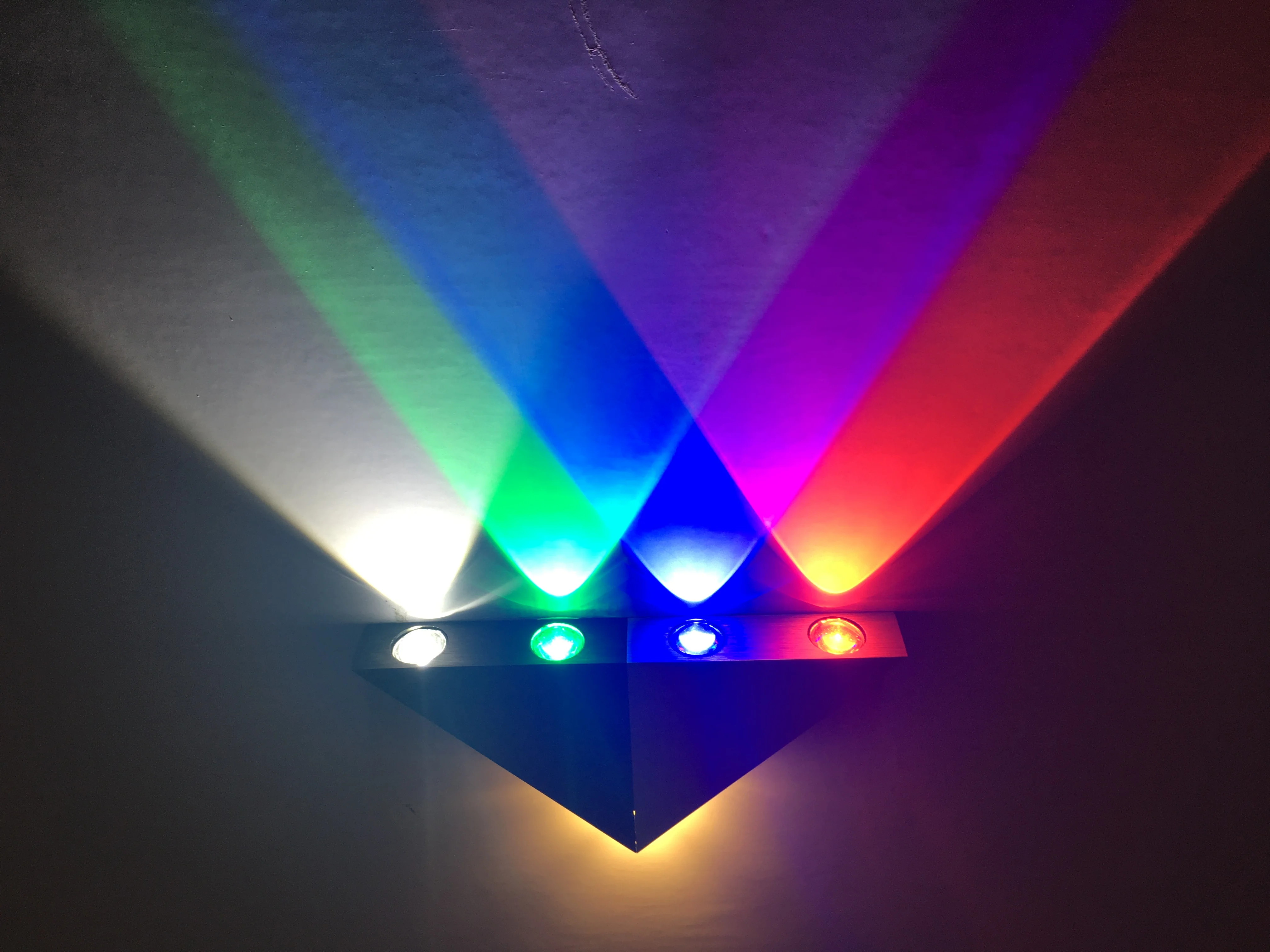 Алюминиевая треугольная светодиодная настенная лампа разноцветный RGB