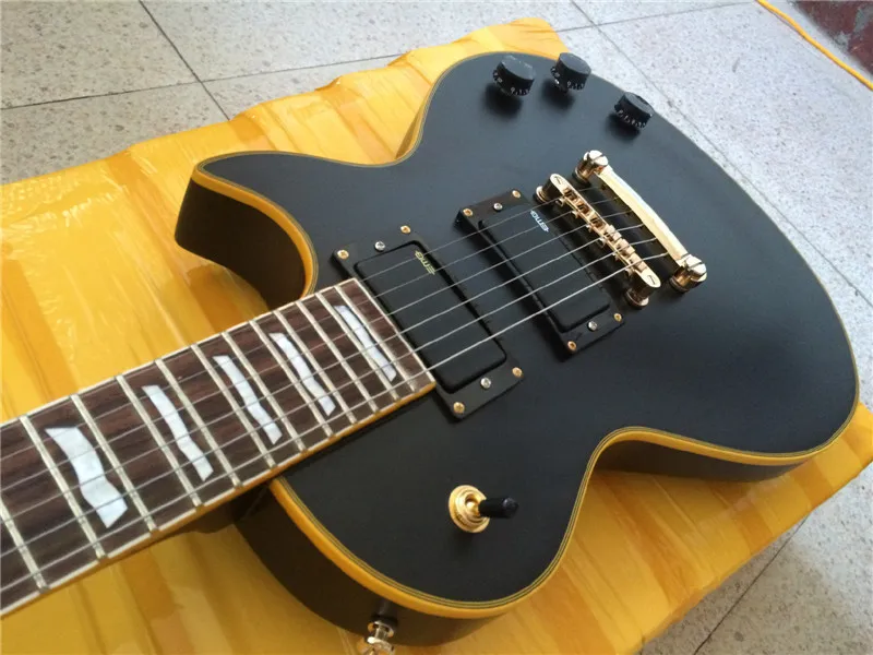 

FREE SHIPPING ELECTRIC GUITAR+black color+GUITAR IN CHINA
