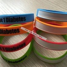 Дешевые продажи индивидуальные высокого качества deboss выгравированы производство дешевые пользовательские желтые браслеты силиконовые логотип debosed