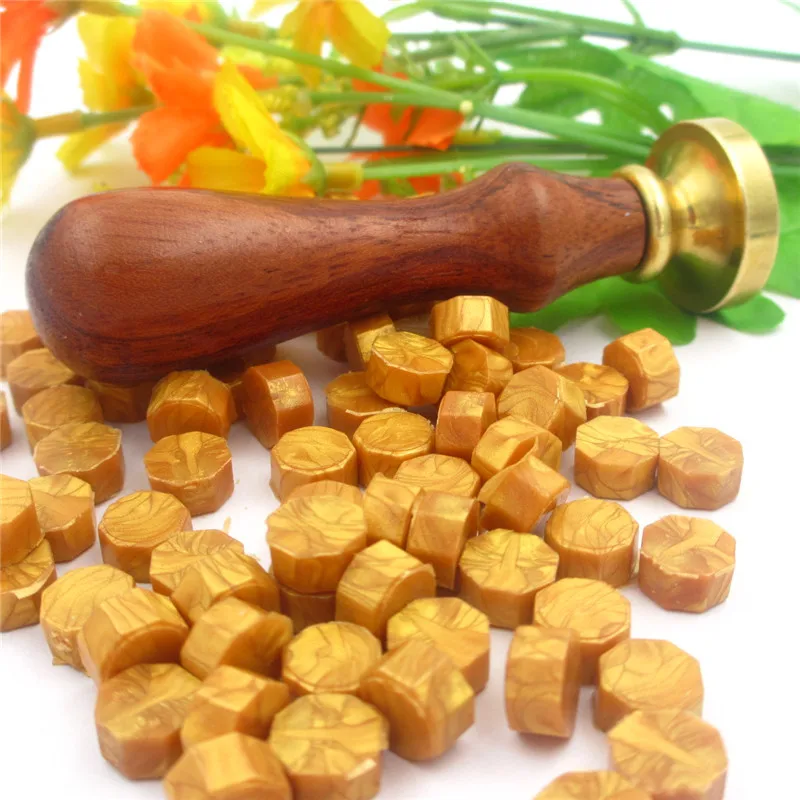 א) 1 set = אחד איטום חותמת שעווה מותאמת אישית עם 100 pieces חלקיקי שעווה שעווה חמה גרגירים להשתמש לחתונה הזמנה מעטפה כרטיס