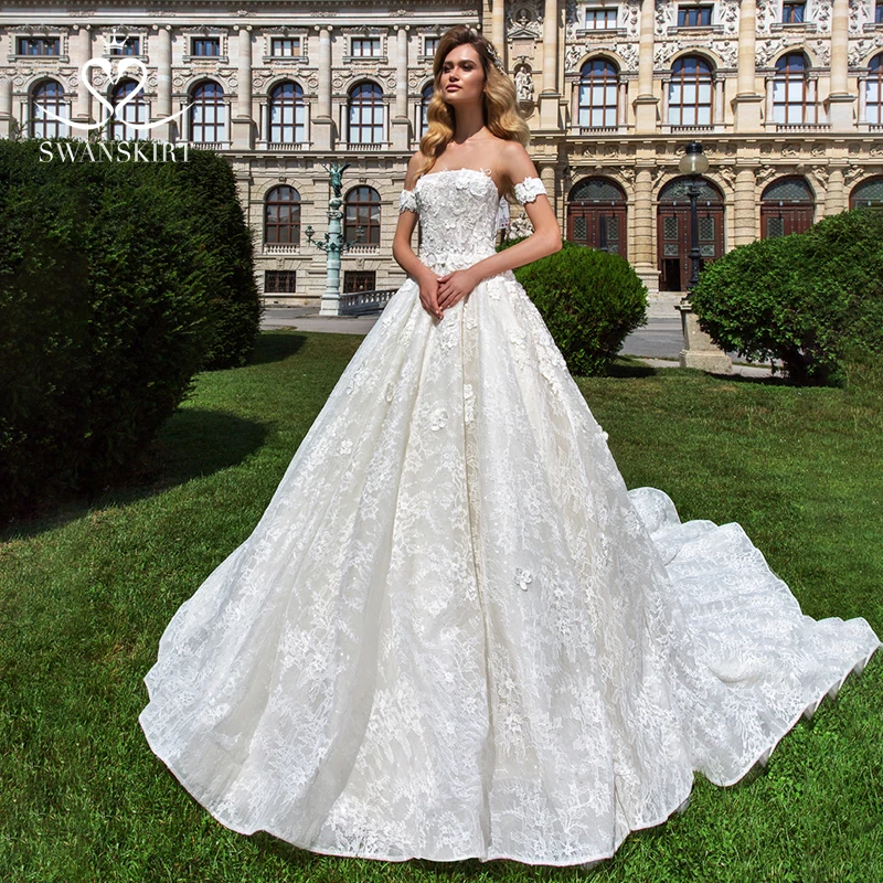 

Vintage Appliques Lace Wedding Dresses Swanskirt 3D Flowers Strapless A-line Princess Bridal Gown Illusion Vestido De Noiva F165