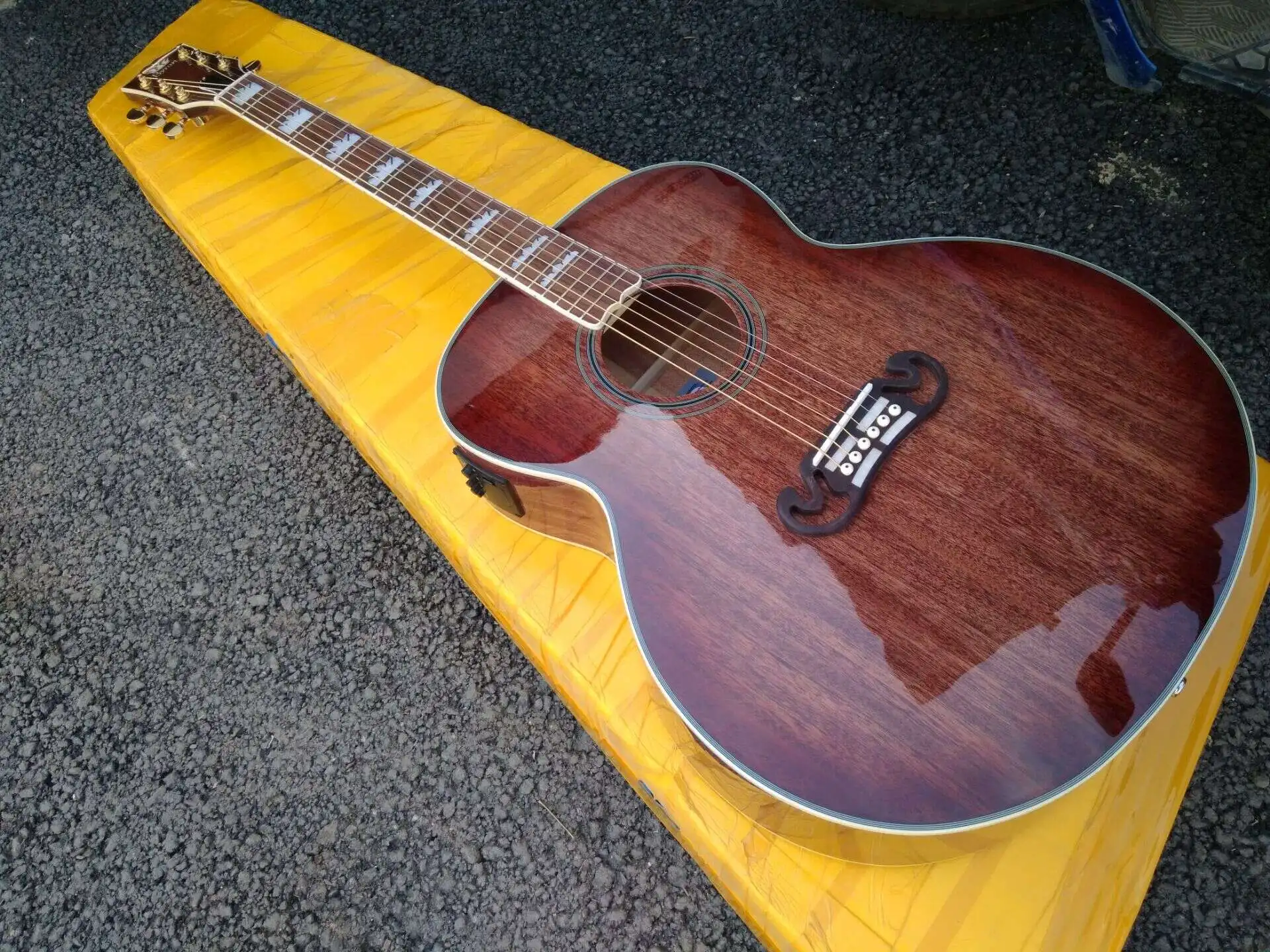 

free shipping 43 inches jumbo acoustic guitar mahogany wood handmade guitar with built-in presys 301 EQ customize guitar J200