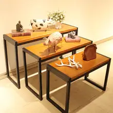 La etapa alta y baja de la tienda de ropa. Zapatero de mesa de exhibición de madera real vintage 1112