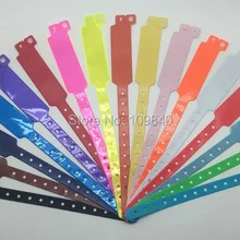 100 шт./лот, пользовательские варианты цветов, водонепроницаемые виниловые/пластиковые браслеты, широколицевые ПВХ браслеты С одноразовым замком