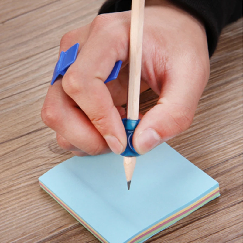 

4pcs / lot New Design Ergonomics Pencil Holding Device Soft Silicon Kids Writing Correction Pen And Pencil Grip Blue Green Pink